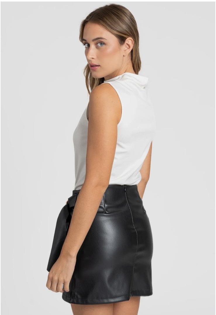 Falda de polipiel 2 Mujer modelando ropa de temporada mirando hacia la cámara.